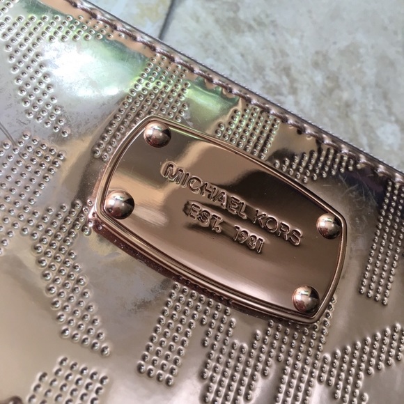 NWT Michael Kors wristlet - Picture 2 of 3